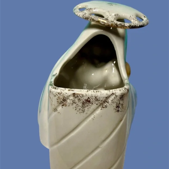 Vintage Porcelain Madonna and Child Figurine in White and Blue vase/planter - Picture 4 of 4